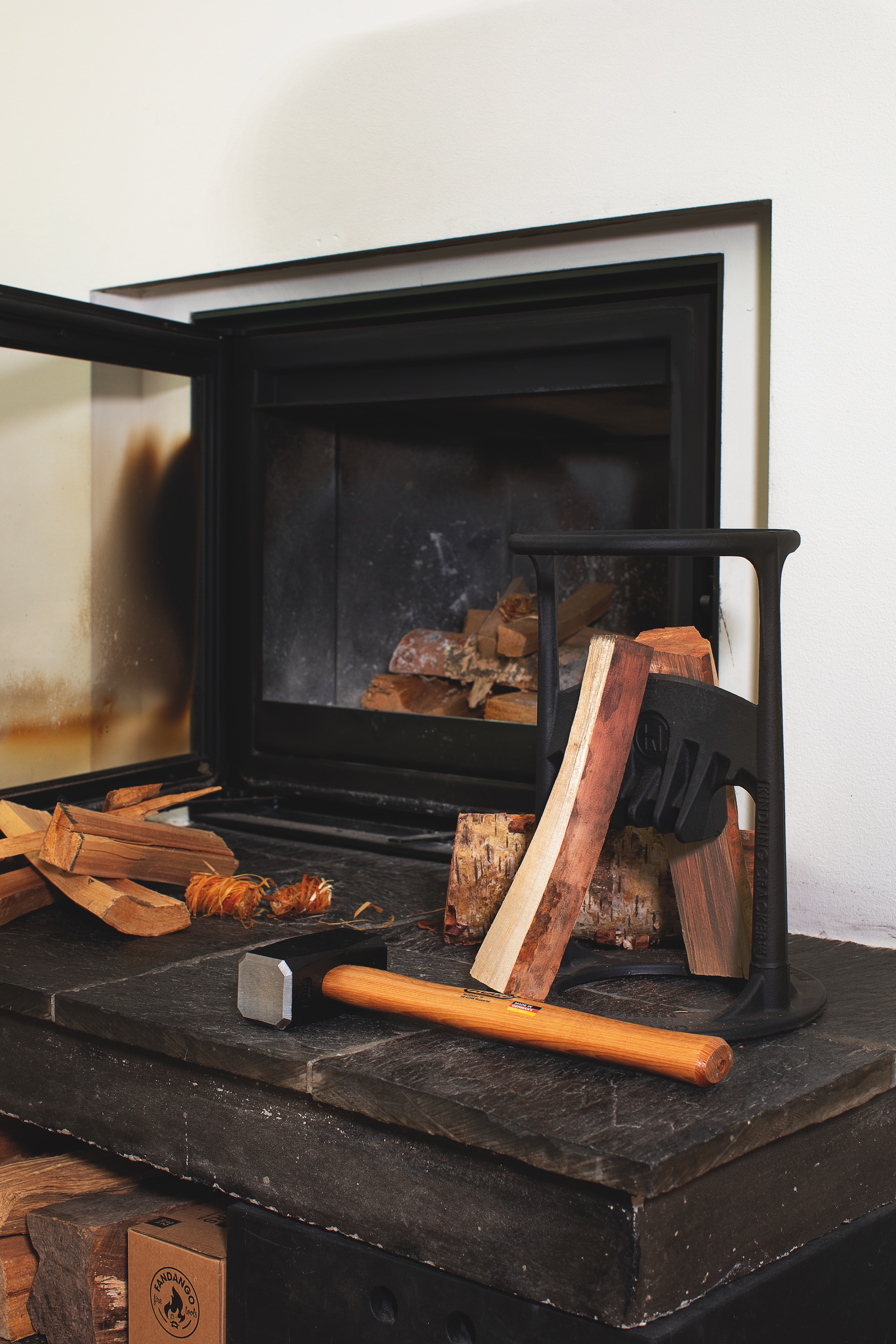 FotoSlim hout kloven voor de houthaard met de Kindling Cracker